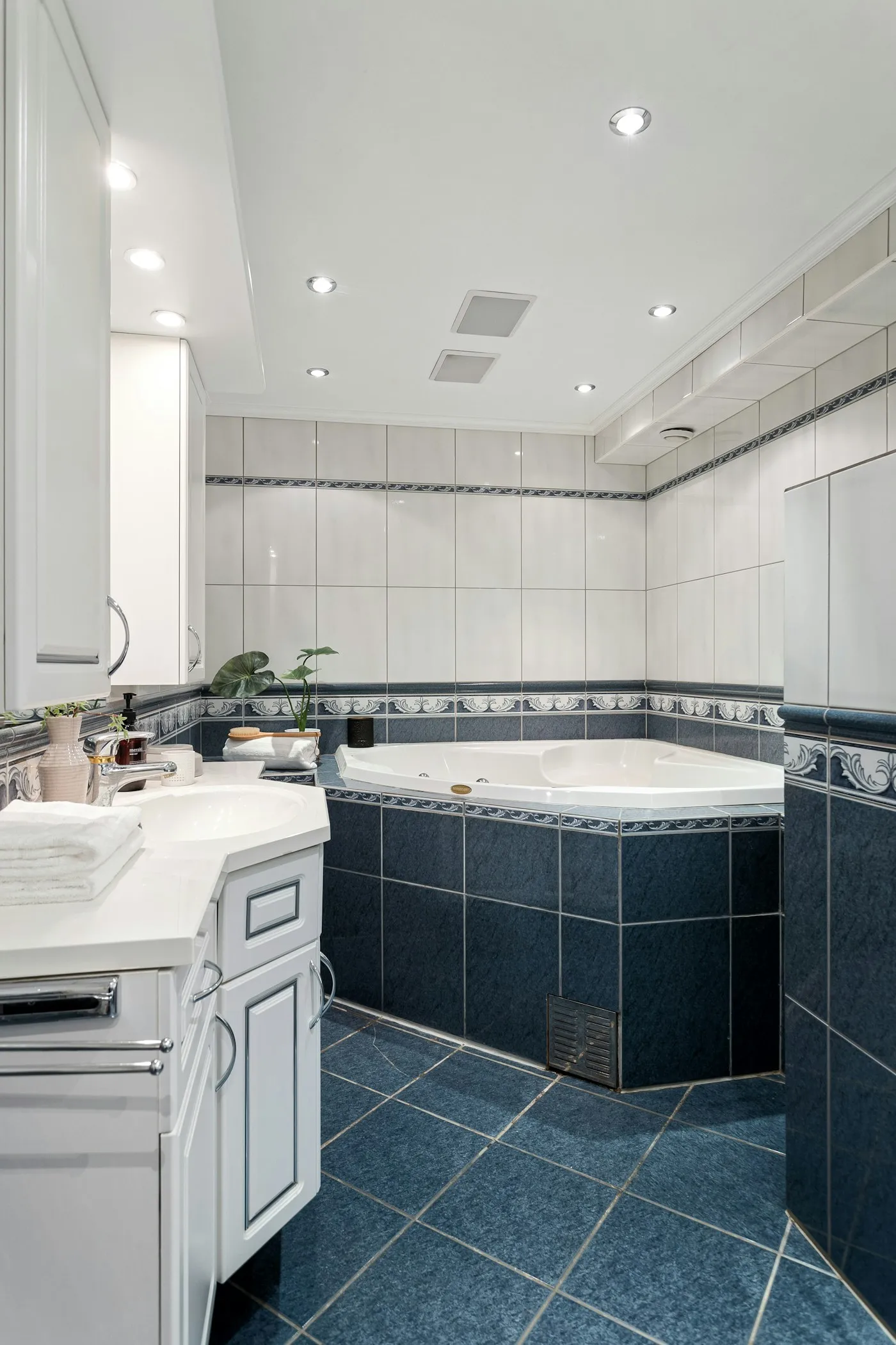 Modern bathroom with ceramic wall and floor tiles